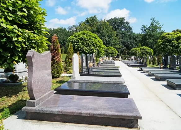 Les Différents Types de Monuments Funéraires